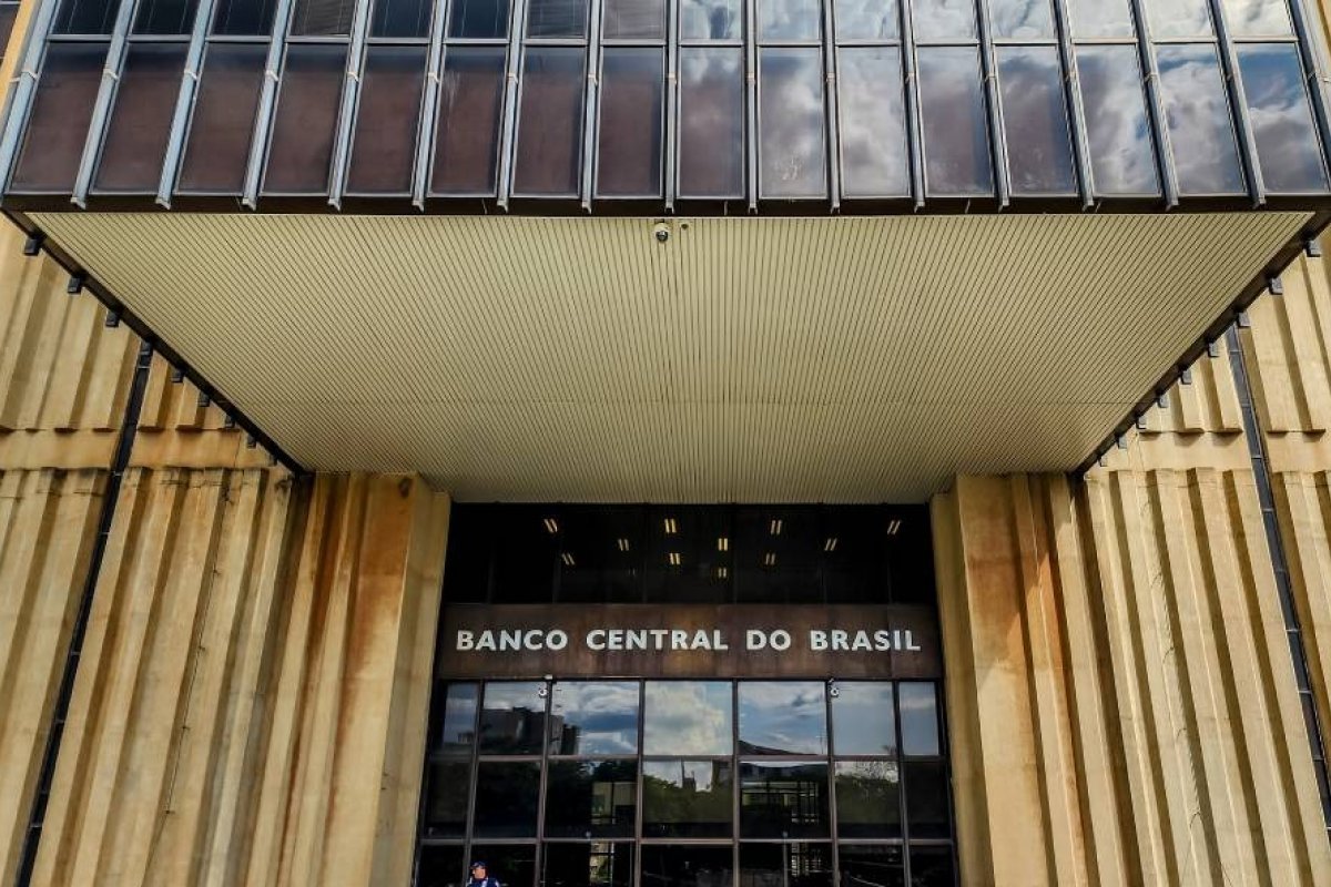 Saques da poupança superam depósitos em R$ 3,8 bilhões em fevereiro, aponta BC