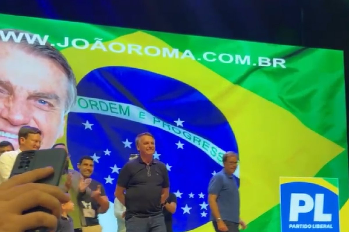 Vídeo: "Mito, mito", Bolsonaro é ovacionado durante evento em igreja evangélica de Salvador
