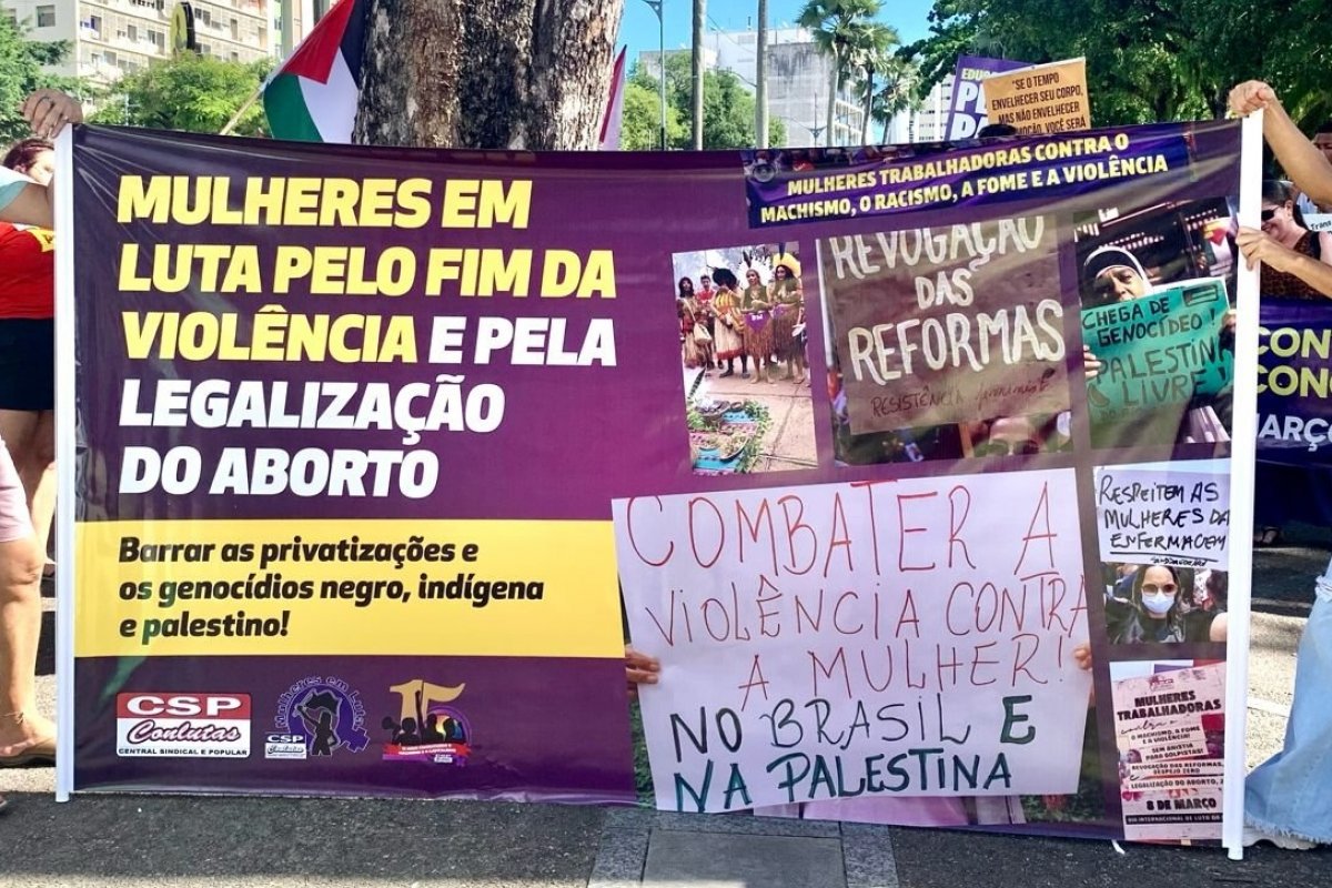 Vídeo: movimento de mulheres fazem manifestação contra a violência em Salvador
