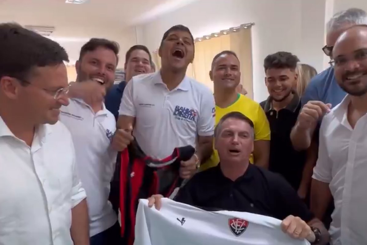 Vídeo: Com camisa Rubro-Negra, Bolsonaro diz: "Aqui é só Vitória"