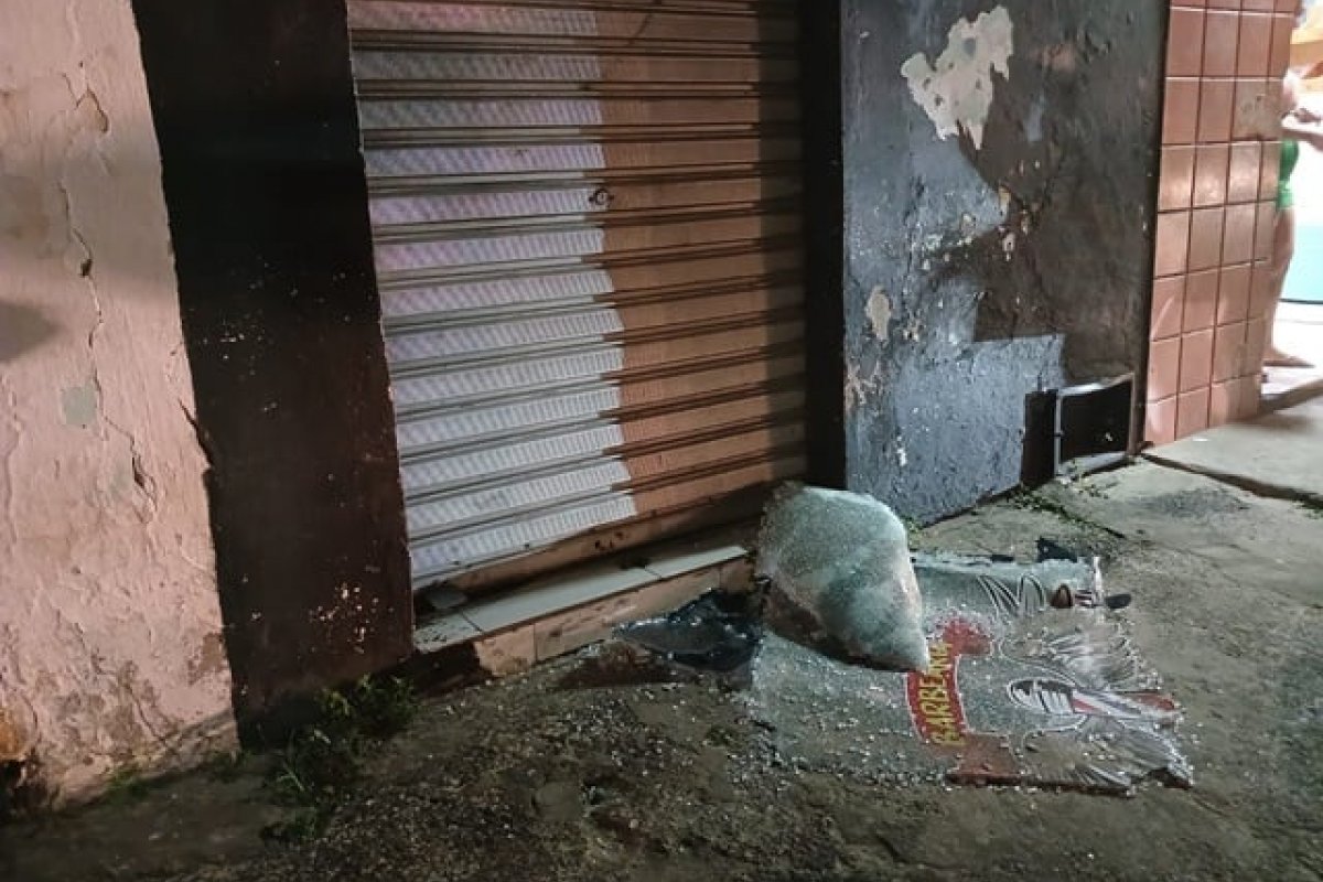 Homem é morto a tiros em barbearia em Feira de Santana