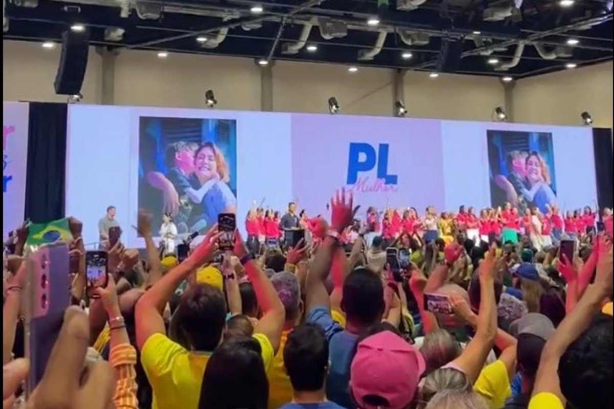 Vídeo: multidão de apoiadores pede retorno de Bolsonaro à Presidência