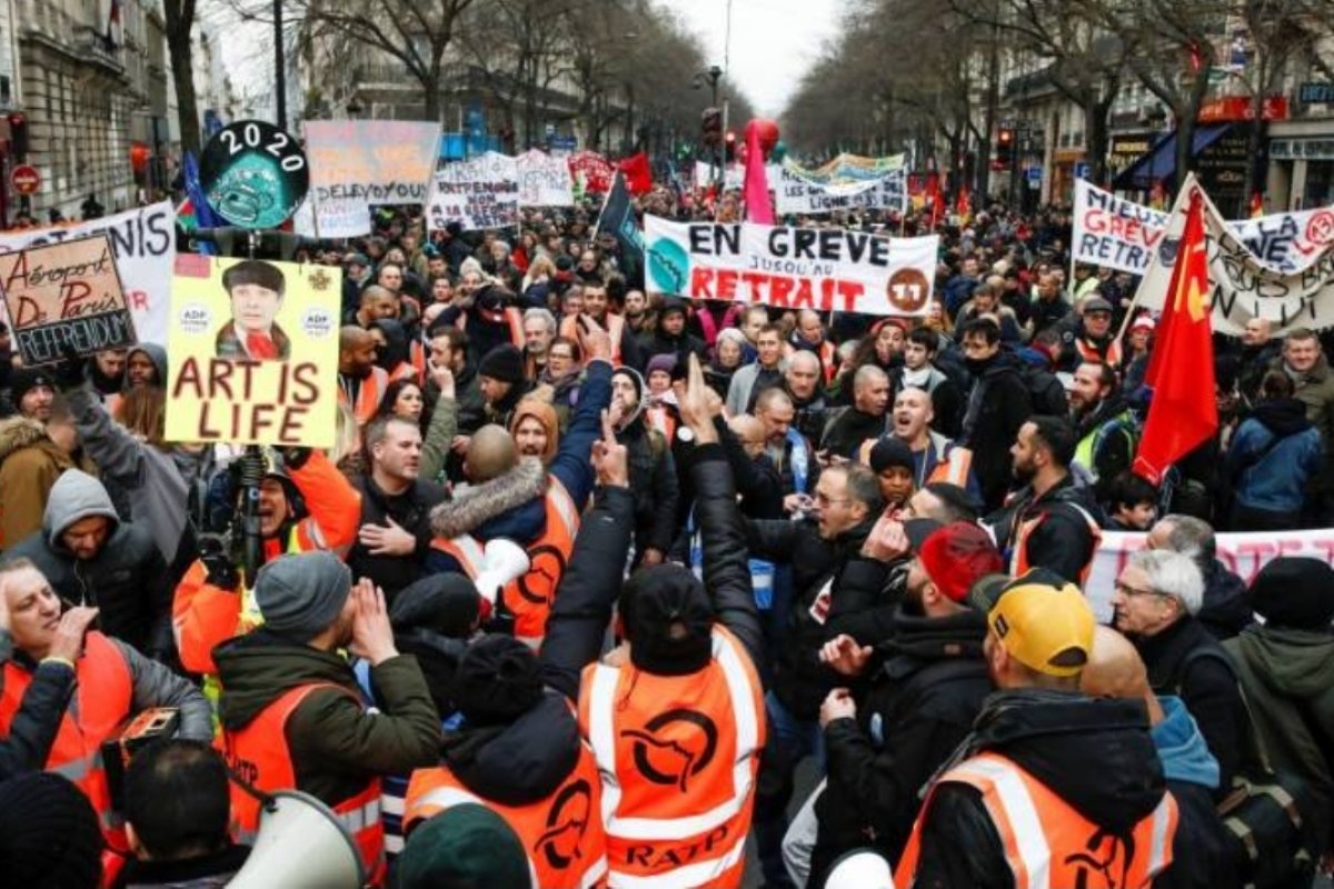 França: Governo quer fim da greve; manifestantes mantêm movimento