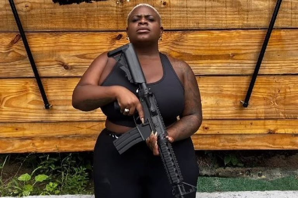 Com um fuzil nas mãos, Jojo Todynho dispara: “Delegada vai dar trabalho”