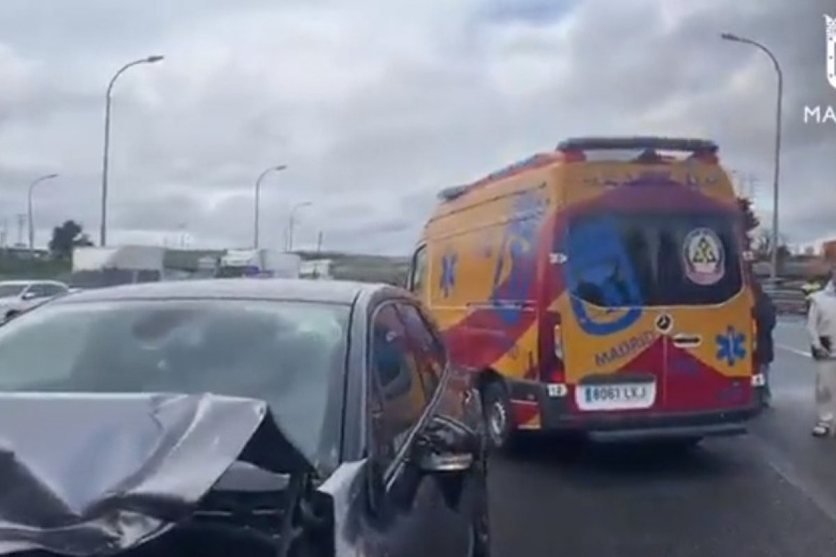 Chuva de granizo faz 30 carros perderem o controle, deixando 18 feridos em Madrid