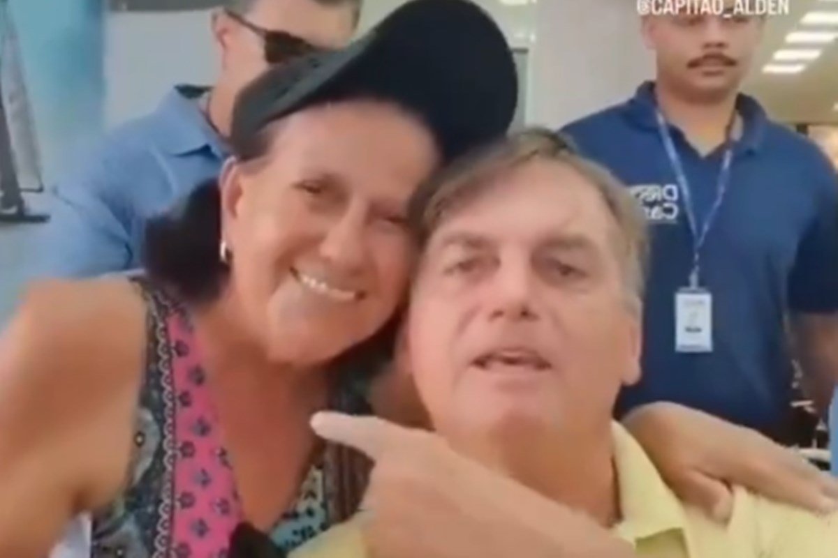 Veja vídeo: Com direito a rostinho colado, Bolsonaro canta “Menina Moça” para apoiadora na Bahia!