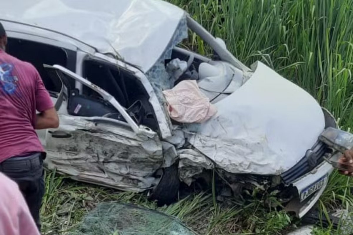 Idoso morre e cinco pessoas ficam feridas após colisão entre carros em rodovia na Bahia