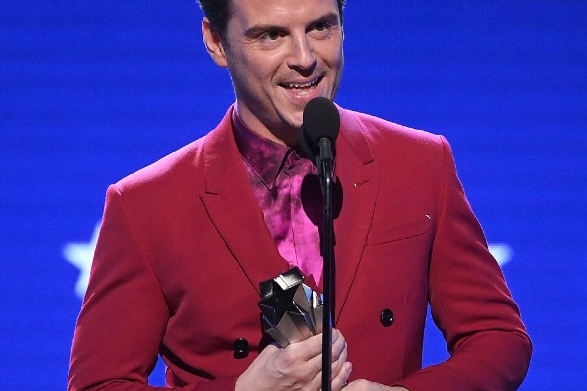 Andrew Scott escolhe look ousado para receber prêmio no Critics' Choice Awards