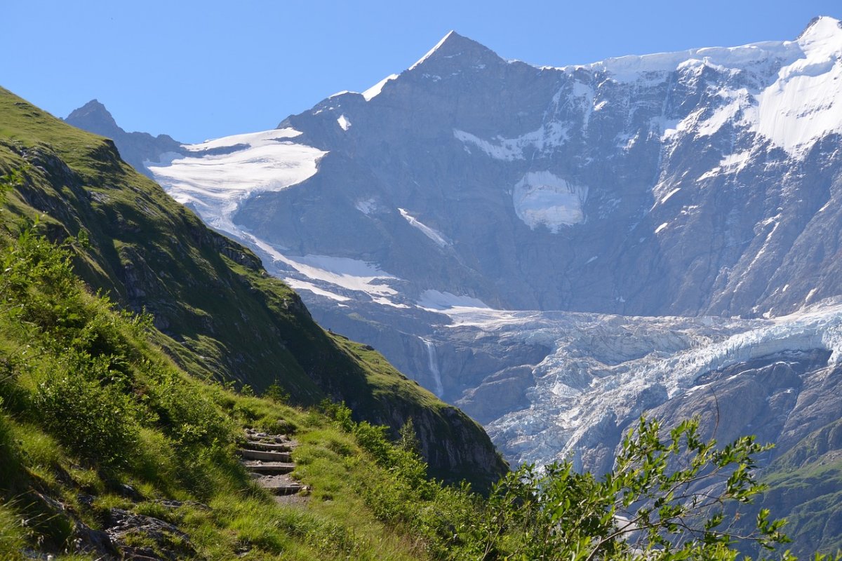 Cinco dos seis esquiadores suíços desaparecidos são encontrados mortos nos Alpes