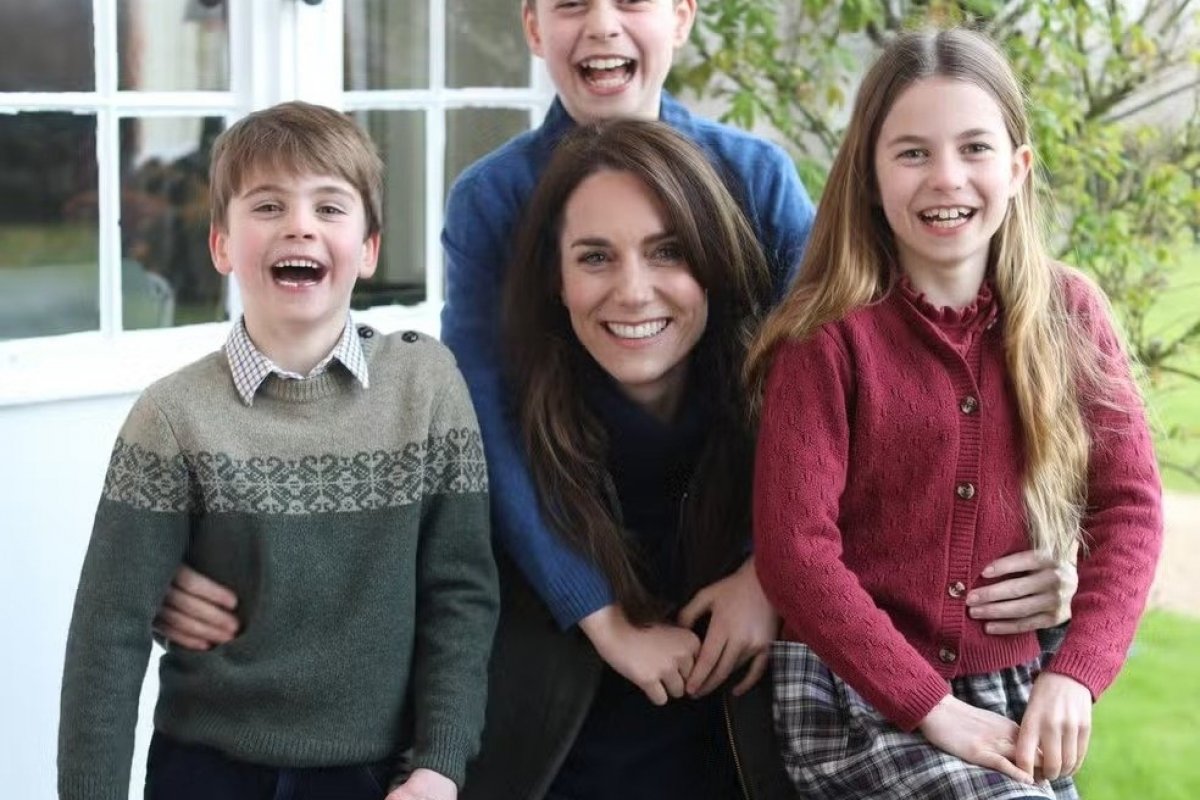 Kate Middleton se desculpa por erros de edição em foto com os filhos