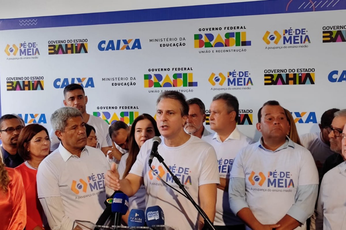 'Quase meio milhão de alunos deixaram o Ensino Médio em um só ano', diz Camilo Santana ao comentar sobre evasão escolar