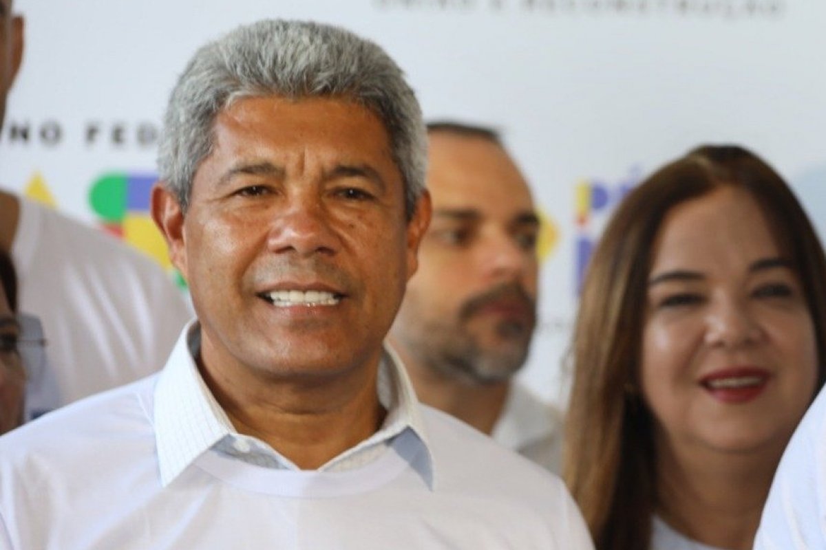 'Não botem palavras na boca do governador', diz Jerônimo ao lembrar acusação da APLB sobre aprovação em massa de estudantes