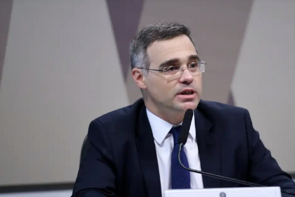 André Mendonça nega arquivamento de inquérito envolvendo prefeito do Rio de Janeiro e deputado federal