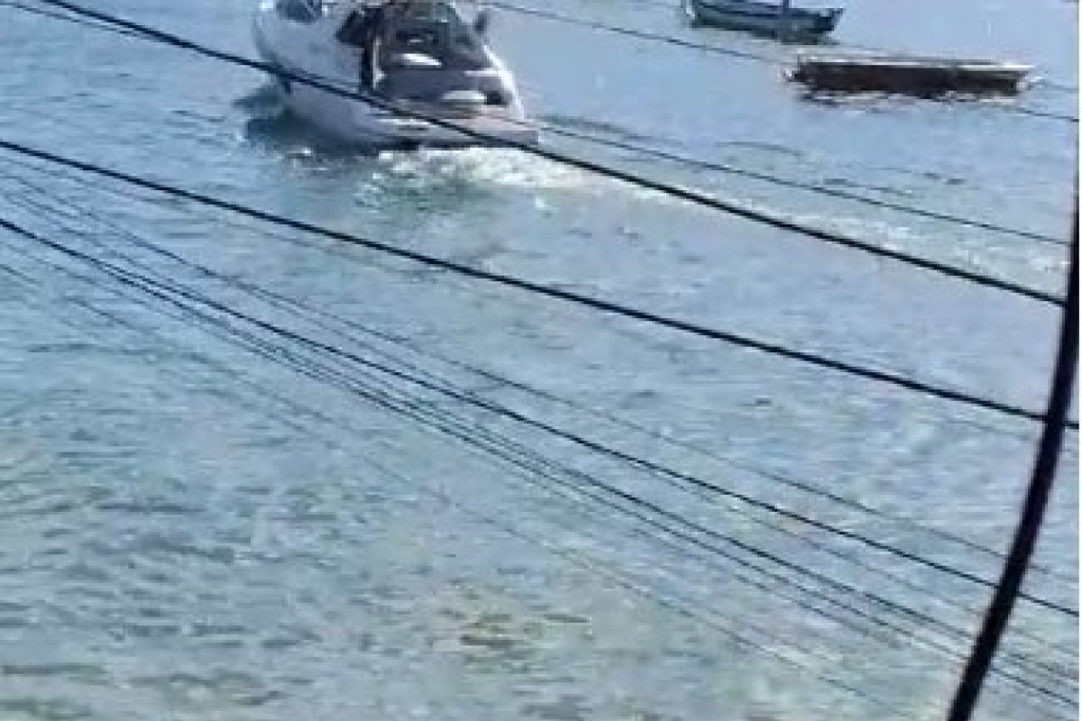 Vídeo: Lancha trafega de forma irregular em praia da Ribeira
