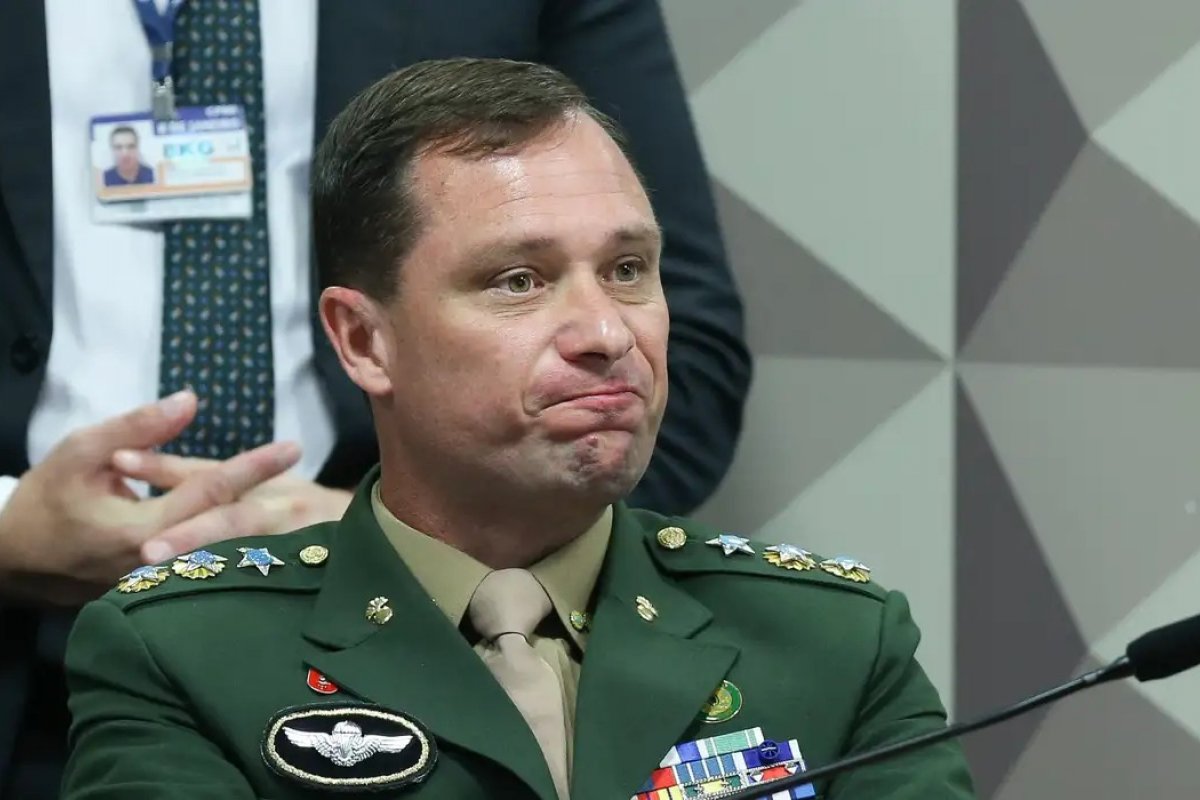 Mauro Cid presta depoimento à PF por mais de 9 horas