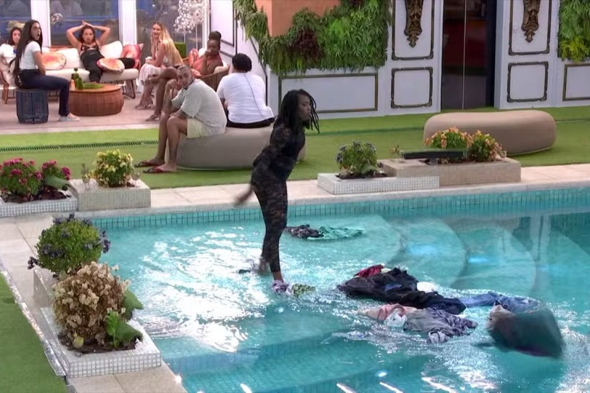 BBB 24: após discussão intensa, Leidy Elin arremessa roupas de Davi na piscina