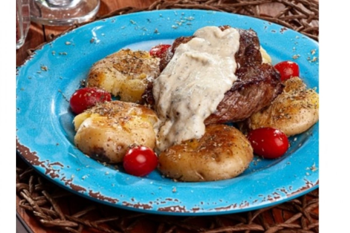 Dia do Sogro: prepare o Bife Ancho ao molho gorgonzola com batatas ao murro!