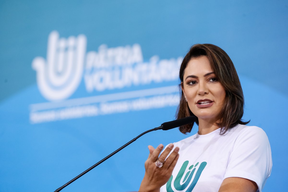 Justiça condena Michelle a pagar R$ 30 mil por usar foto de Leila Diniz