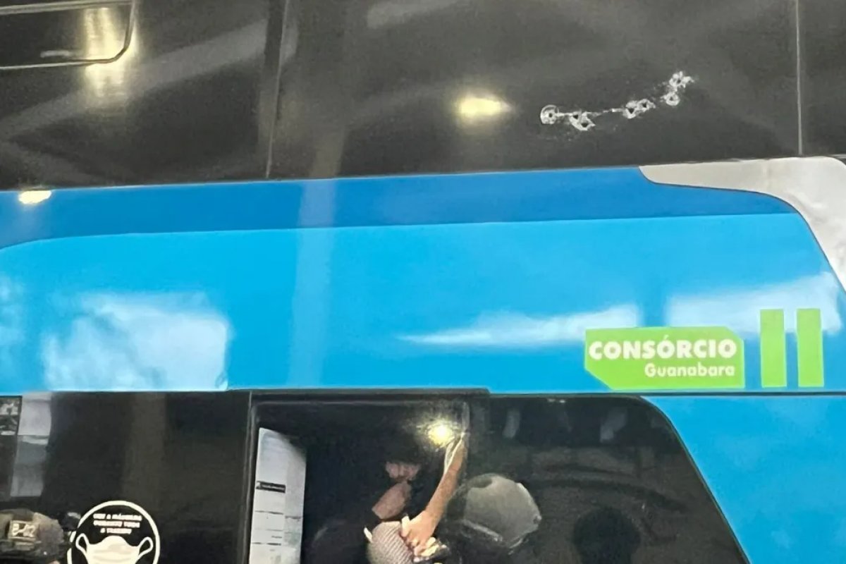 Vídeo: Imagens mostram marca de bala e sequestrador de ônibus sendo preso no Rio de Janeiro