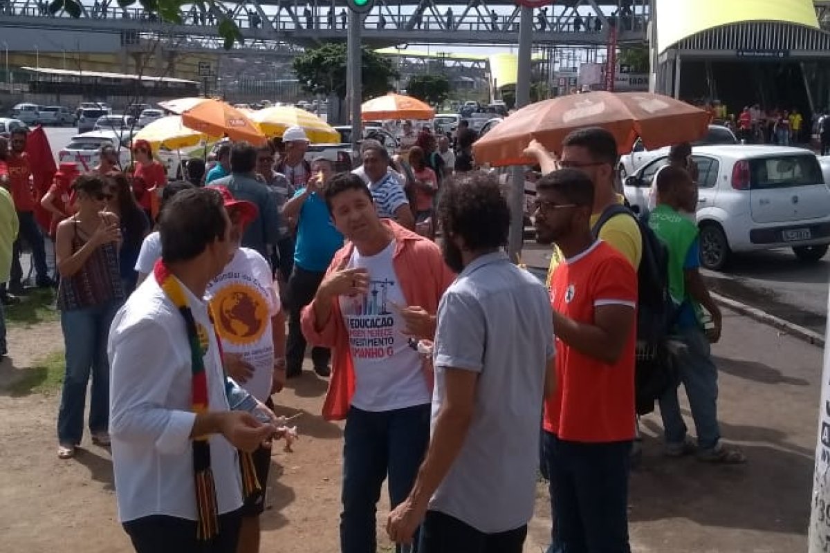 Manifestaçoes causam longos congestionamnetos em Salvador