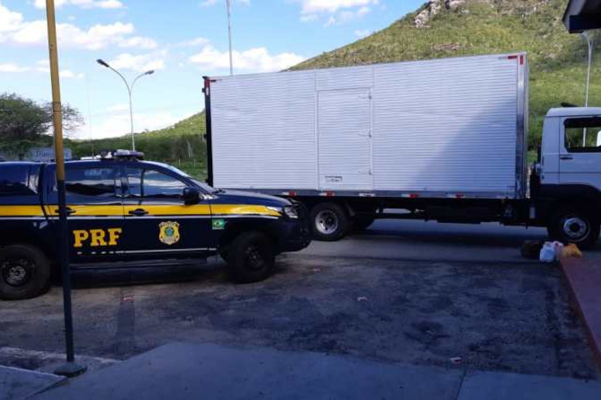Caminhão roubado no Rio de Janeiro é recuperado no sudoeste da Bahia