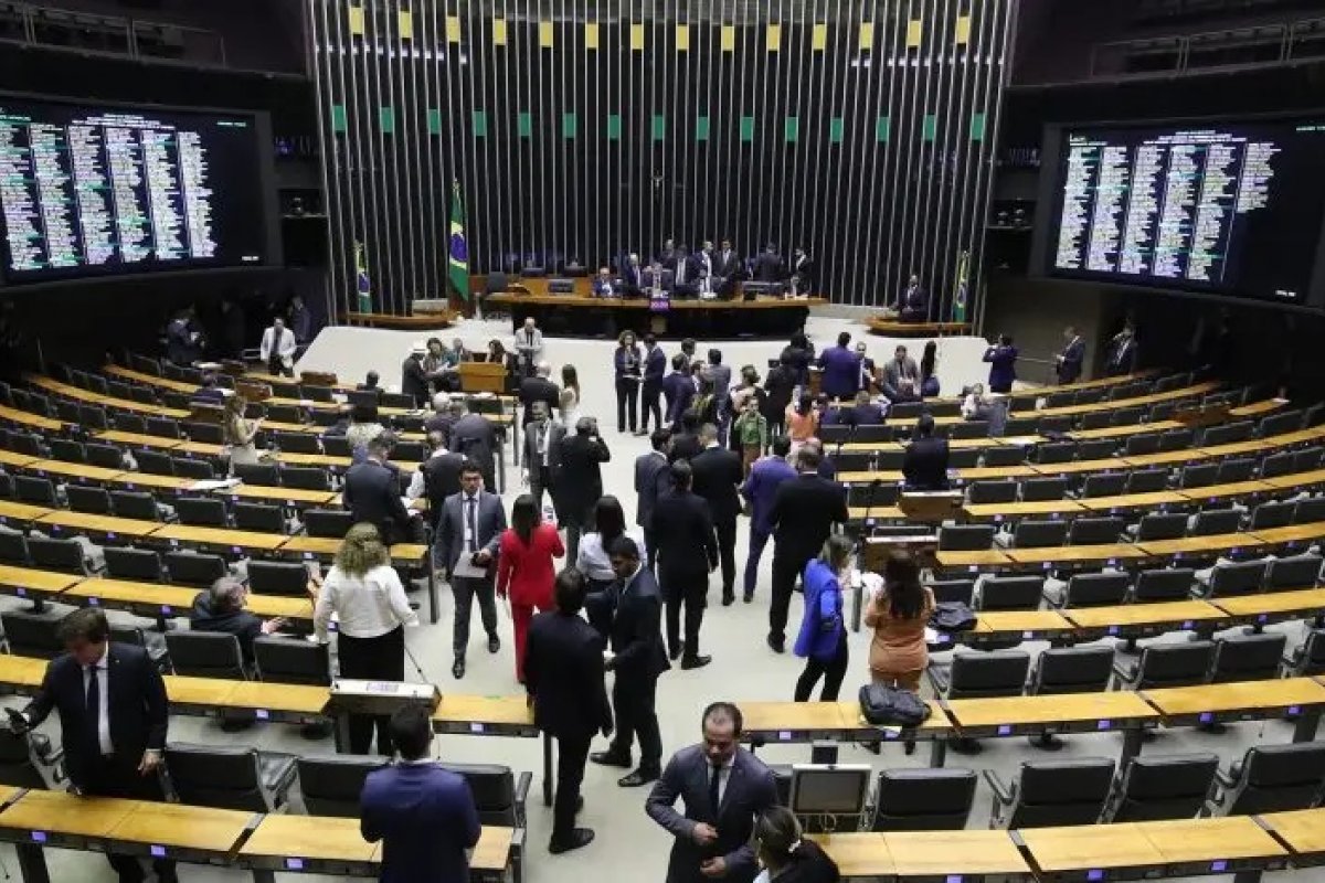 Câmara aprova projeto que isenta de IR quem ganha até 2 salários mínimos