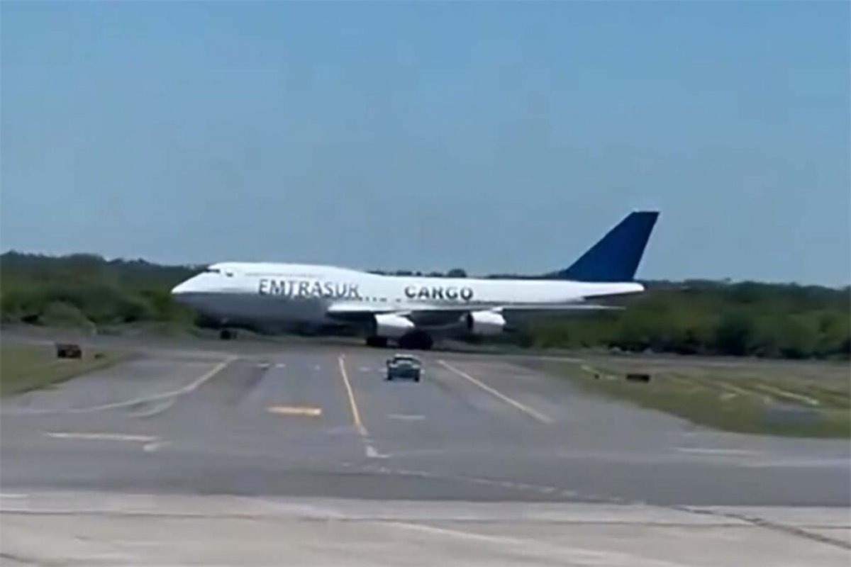 Em retaliação a apreensão de avião, Venezuela anuncia fechamento de espaço aéreo para voos da Argentina