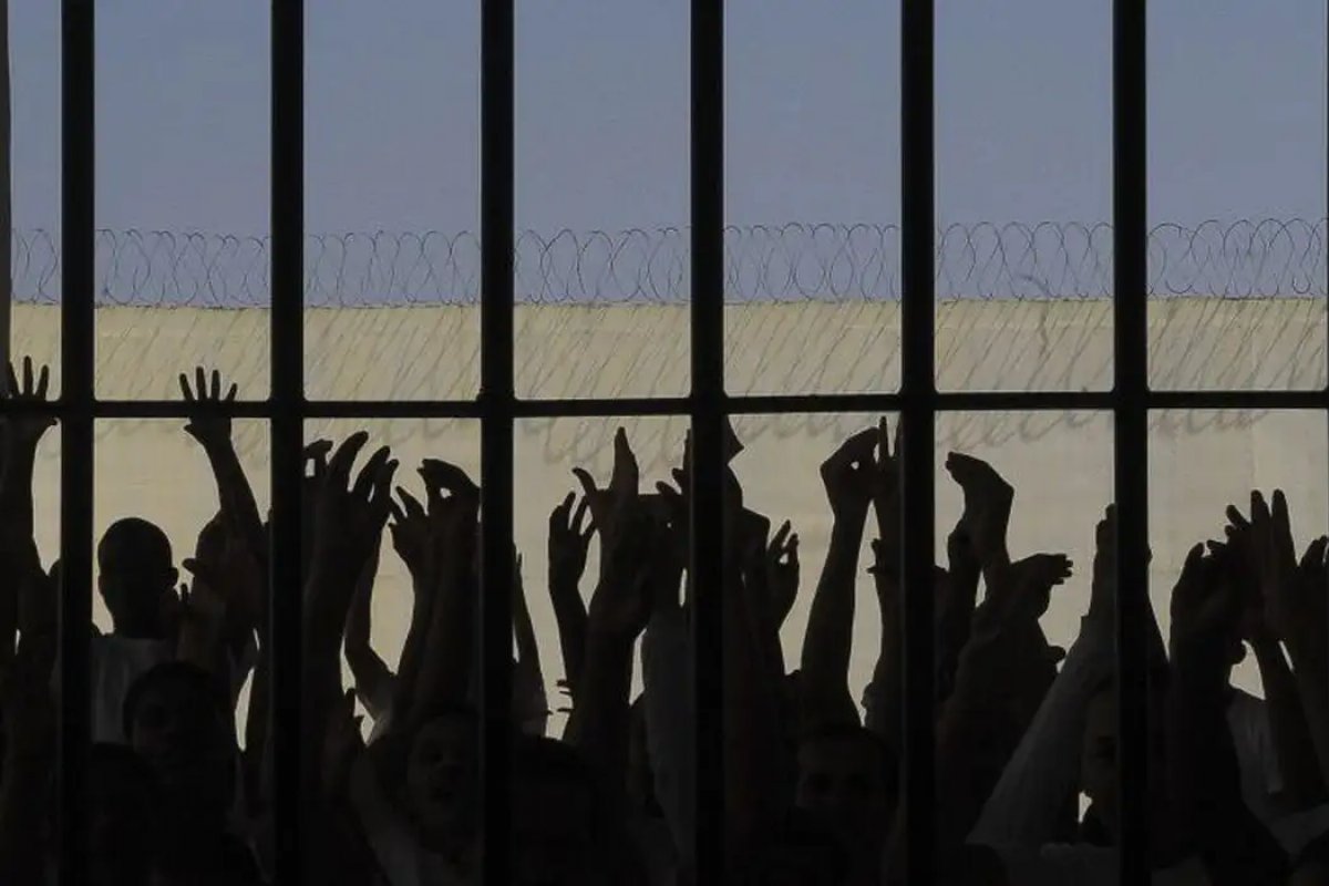 Negros são maioria entre presos por tráfico de drogas em rondas policiais no Brasil, diz Ipea