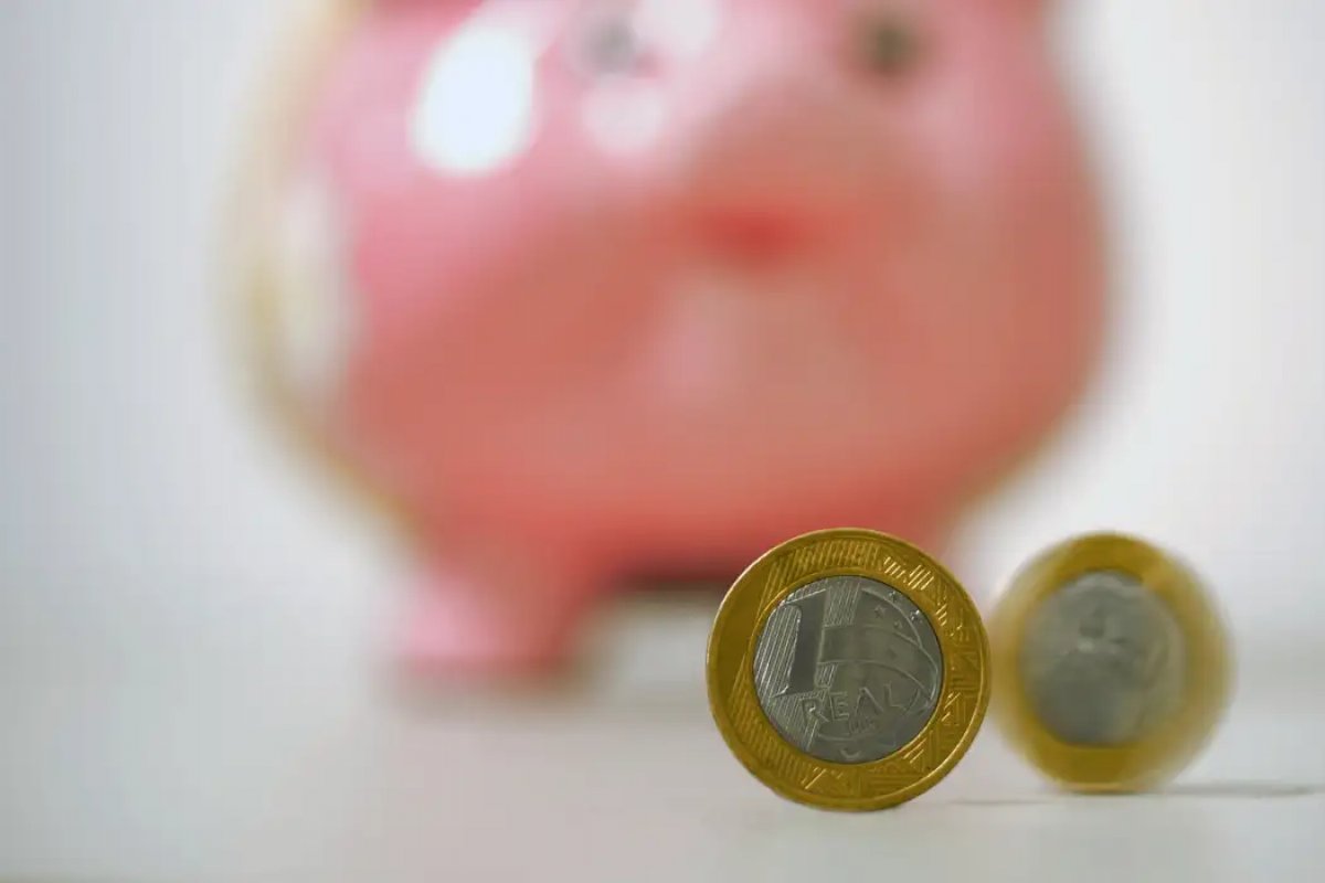 Após sequências positivas, poupança volta a ficar abaixo da inflação