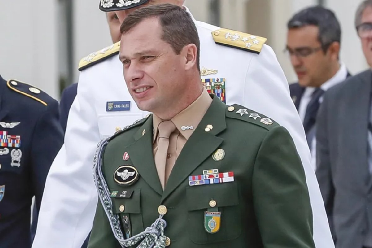 Mauro Cid detalha à PF cinco encontros de suposto plano golpista de Bolsonaro e militares, diz coluna