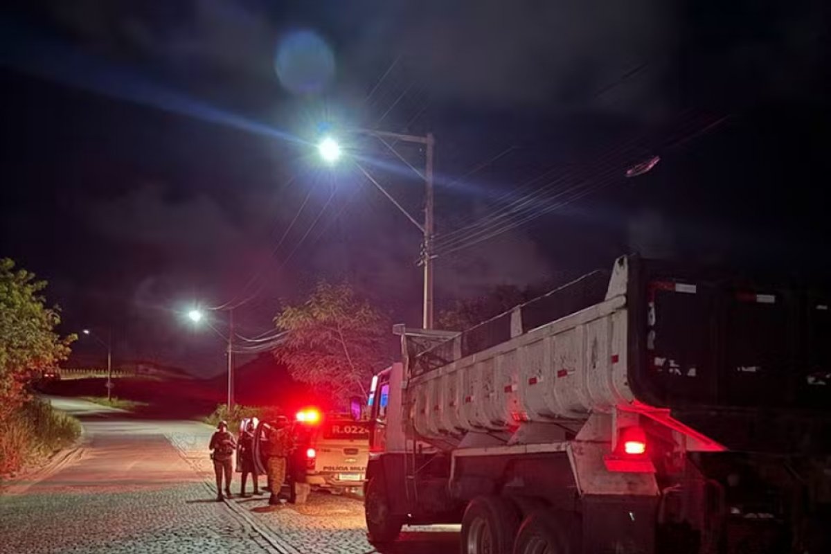Homem é preso por extração ilegal de areia em parque de Camaçari