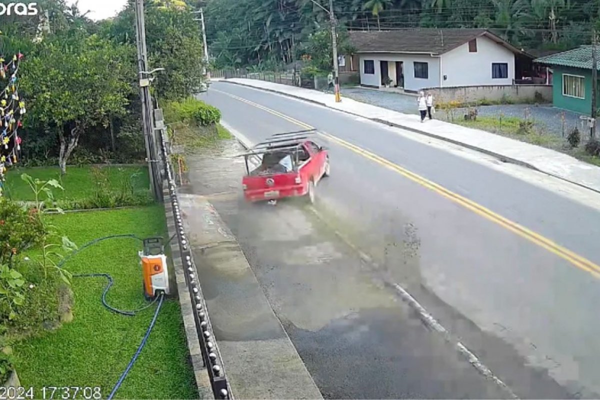 Vídeo: carro em alta velocidade quase atinge pedestre em Blumenau (SC)