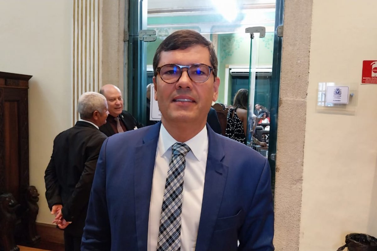 Vereador Claudio Tinoco critica oposição por declarações sobre construção de creches em Salvador