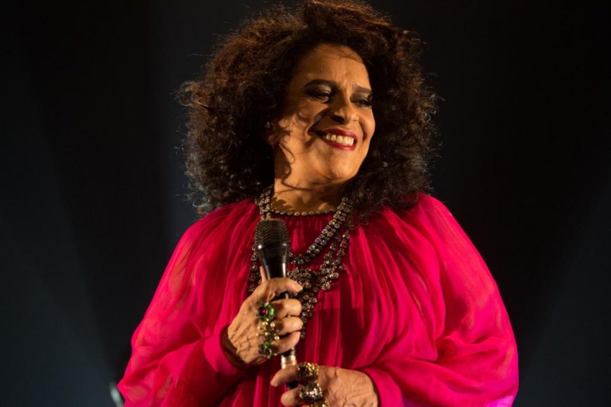 Filho de Gal Costa solicita exumação do corpo e traslado para atender desejo da cantora