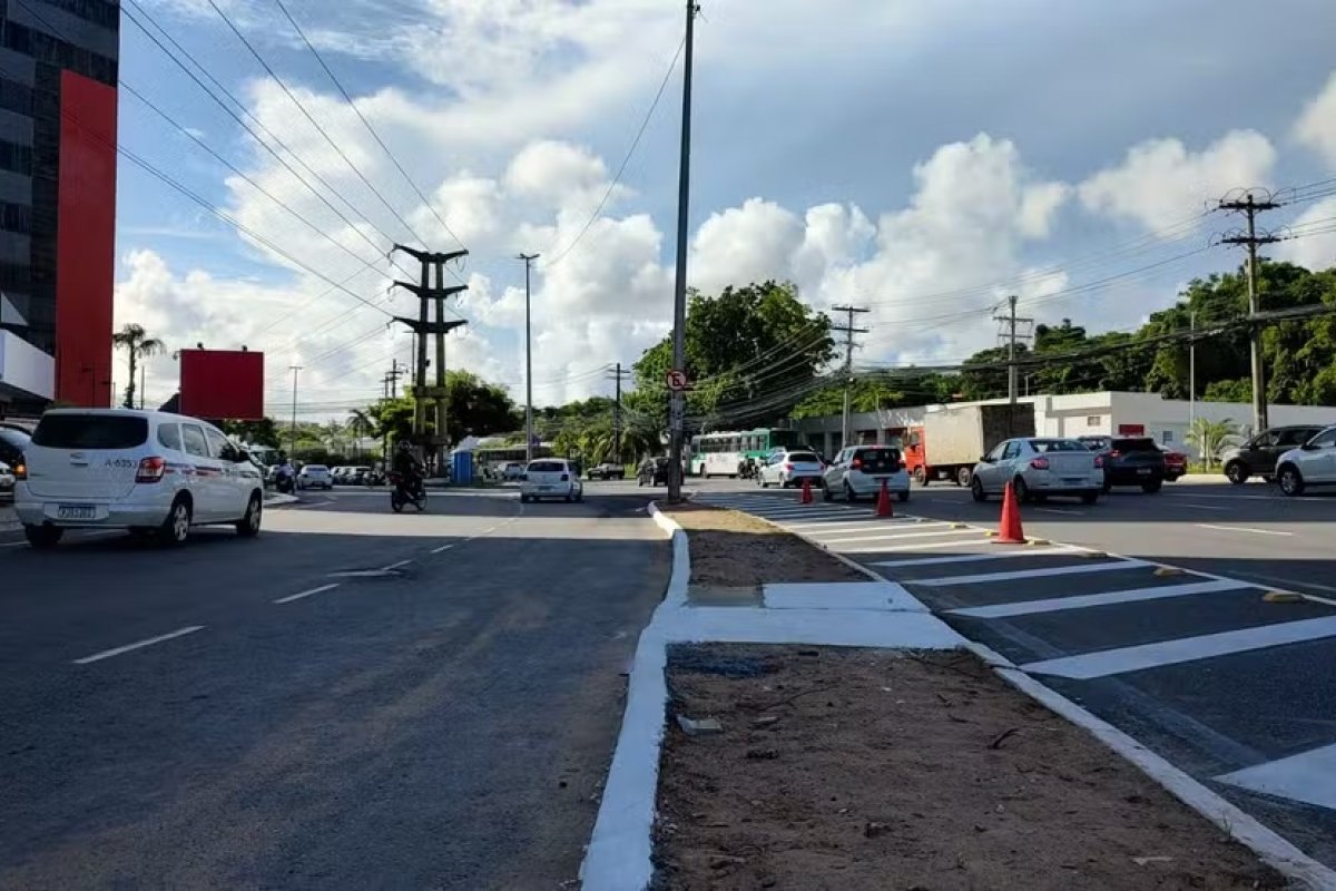 Nova via para veículos é aberta dando acesso a avenida no centro comercial de Salvador