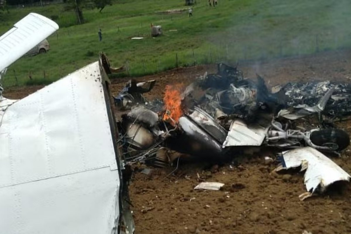 Vídeo: piloto morre após queda de avião em São Sebastião do Passé, na Bahia