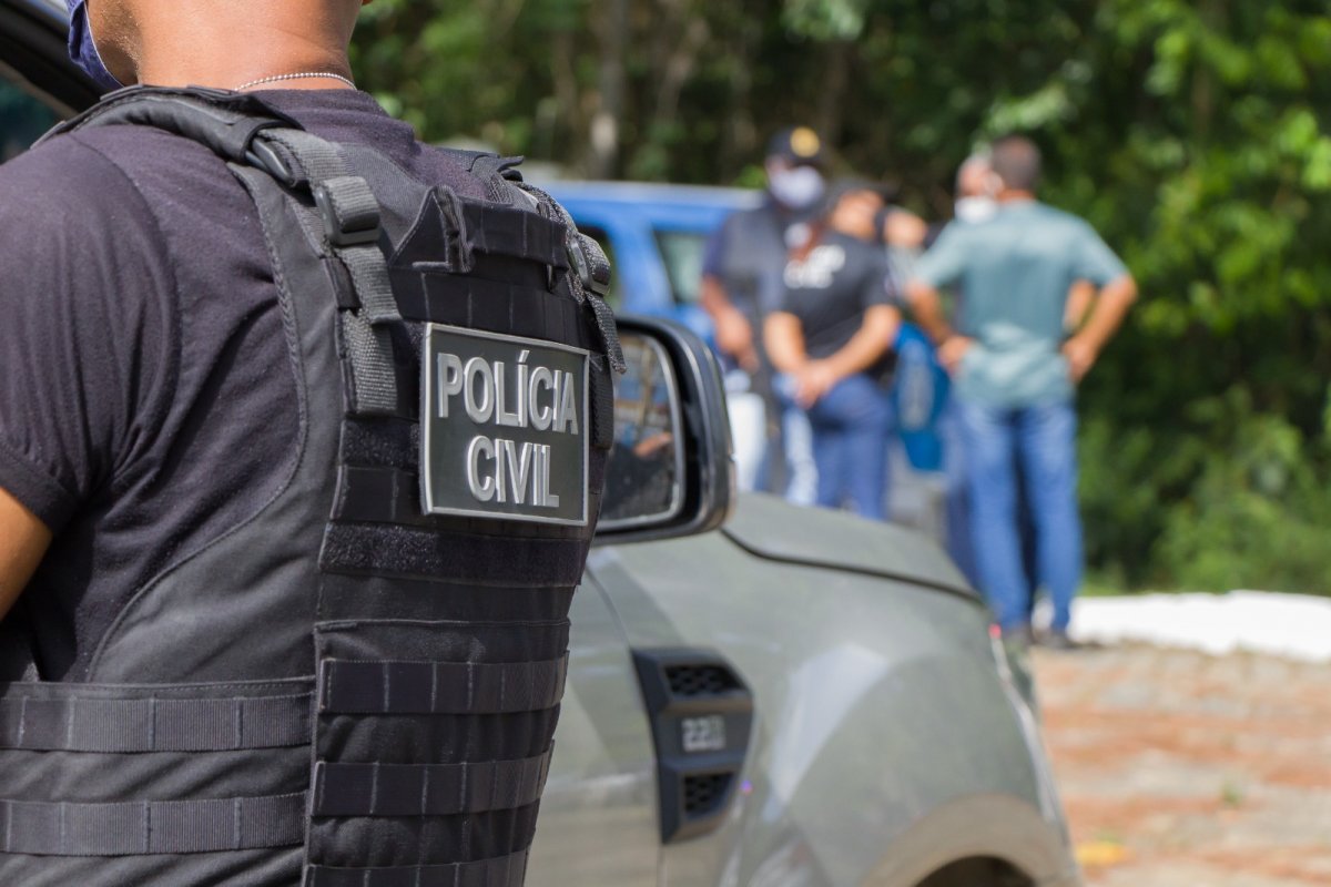 Policiais recuperam carro roubado em Cajazeiras na Estrada do Derba