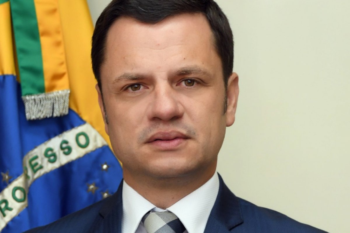 Justiça atende pedido de Torres e mantém salários recebidos durante prisão