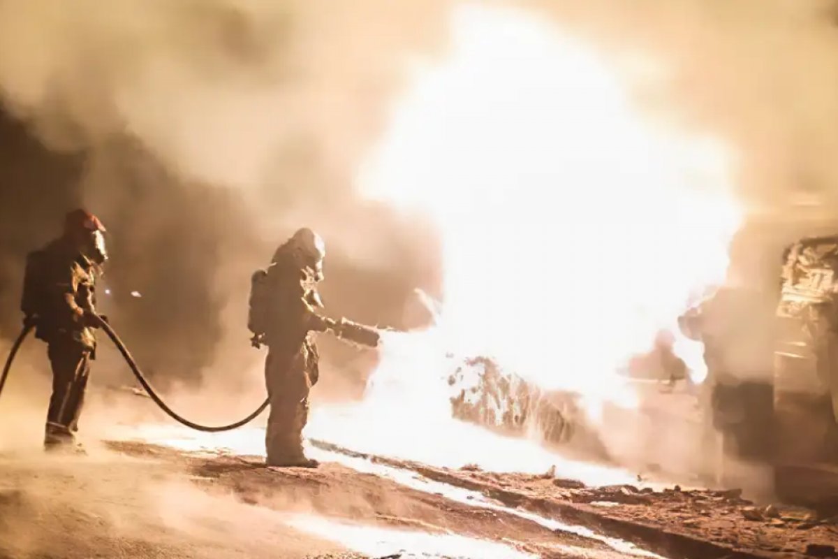 Caminhão-tanque carregado com 23 mil litros de combustíveis capota e explode em BH
