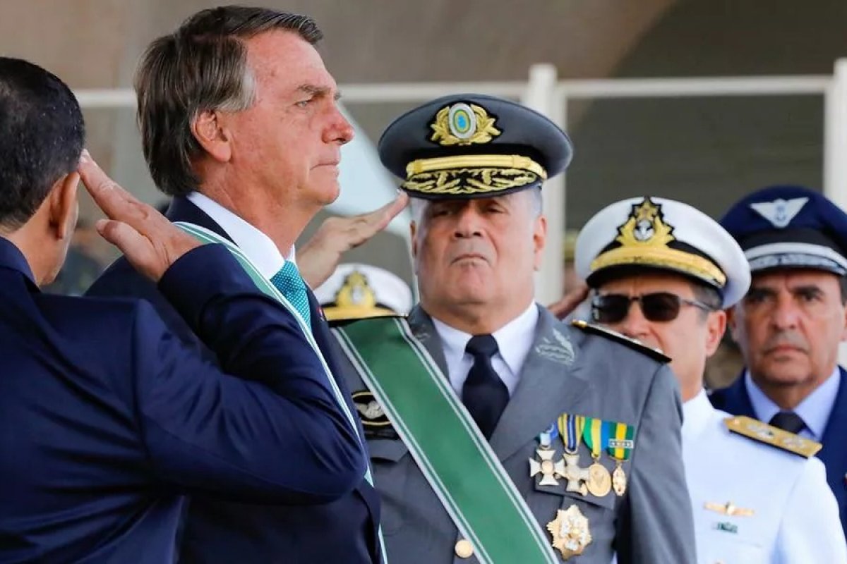 Tentativa de golpe: ex-comandante do Exército ameaçou prender Bolsonaro