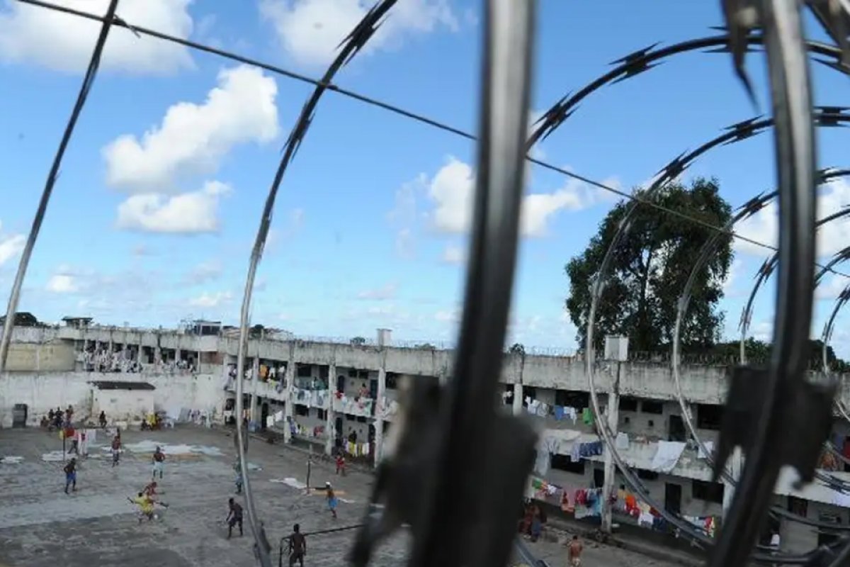Presos ligados ao Comando Vermelho tentam fugir por telhado de cadeia no CE