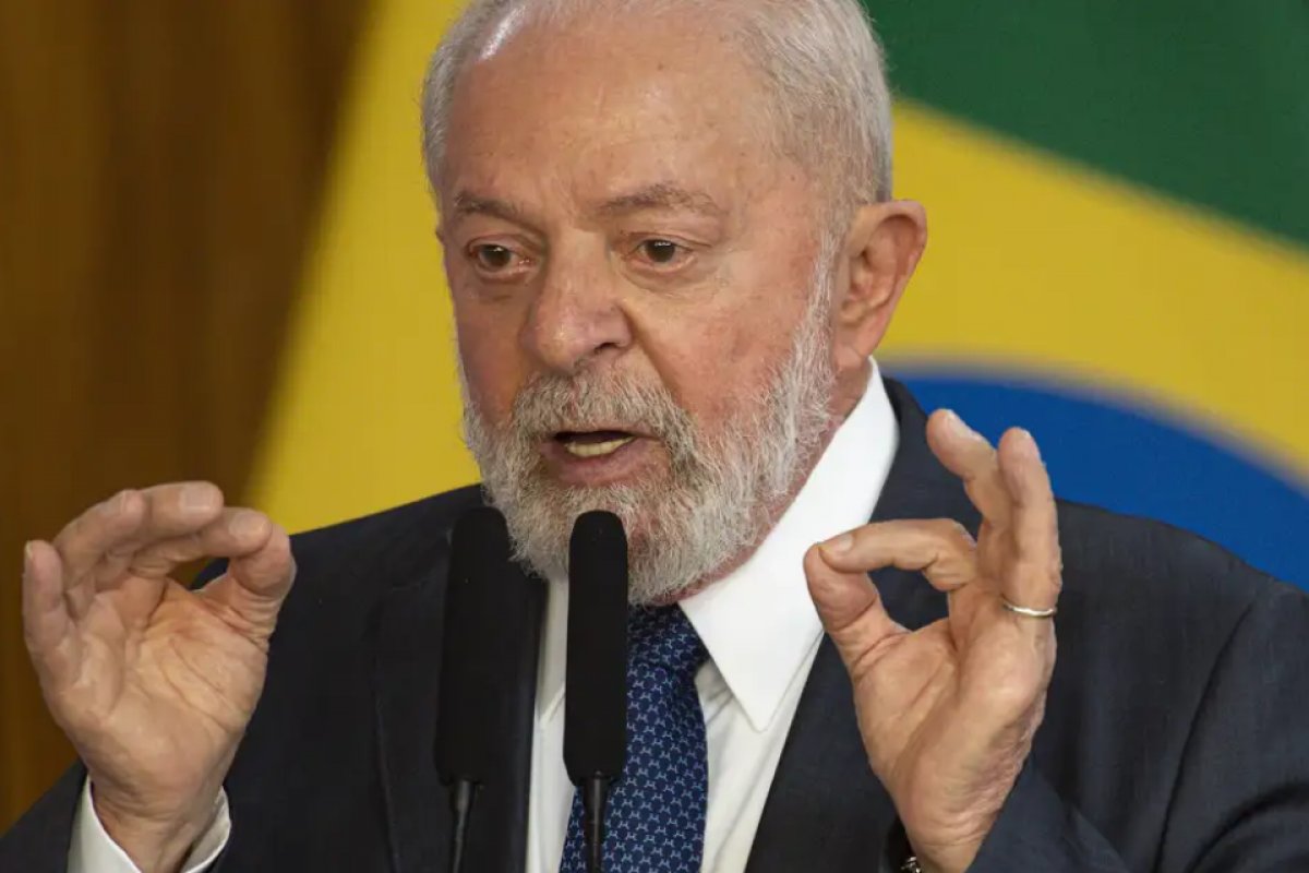 Lula cita Bolsonaro e Milei e aponta risco para a democracia