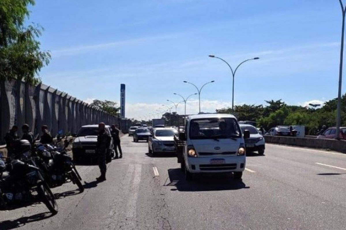 Adolescente é atingida no pescoço por bala perdida no RJ