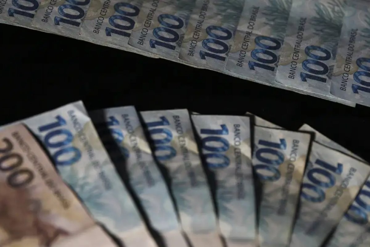 Governo Lula deve bloquear de R$ 5 bi a R$ 15 bi em primeira revisão do Orçamento