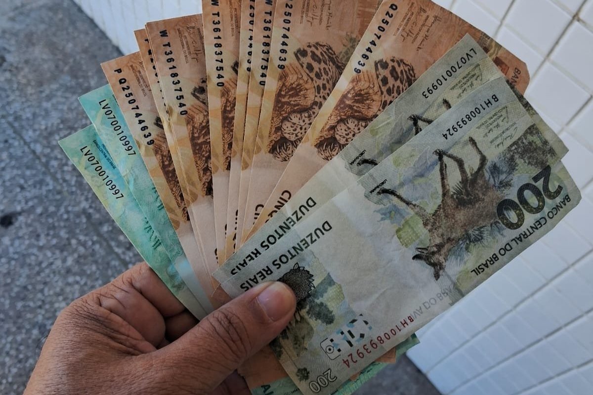 Homem é apreendido com notas falsas em Salvador