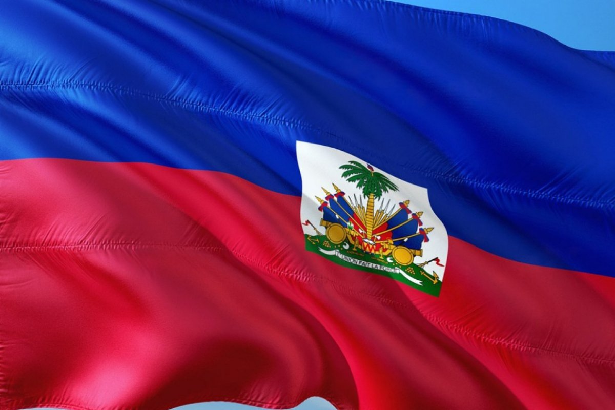 Contêiner de ajuda humanitária é saqueado em Porto Príncipe