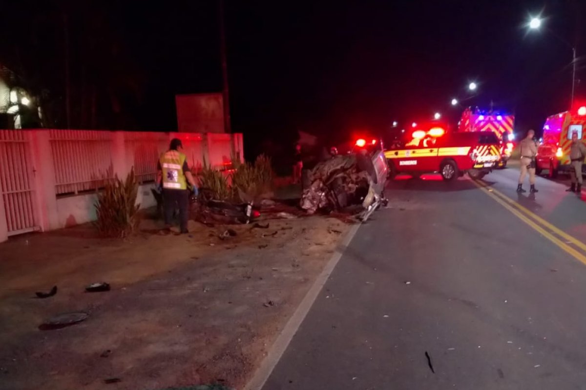 Acidente na SC-477 em Timbó resulta na morte de dois jovens em colisão frontal