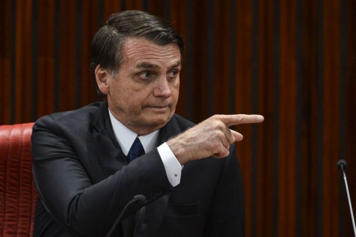 Bolsonaro diz que vai demitir presidente dos Correios