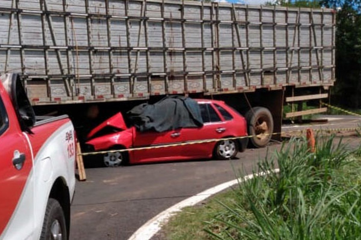 Batida entre caminhão e carro na BR-242 deixa uma pessoa morta