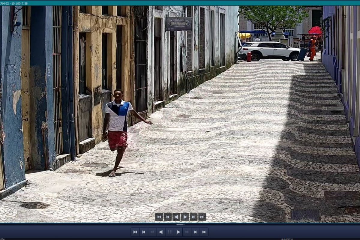 Vídeo: Homem é preso após roubar celular de turista no Centro Histórico de Salvador